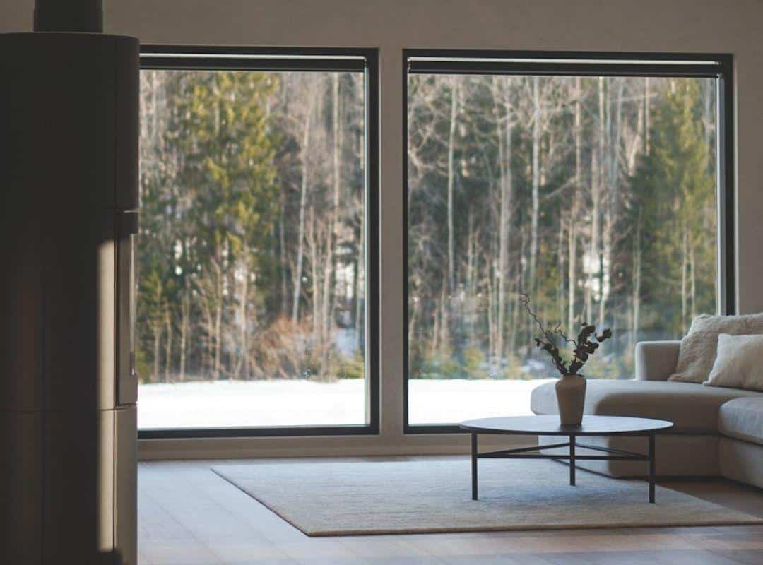 Moottoroidut rullaverhot olohuoneen ikkunassa