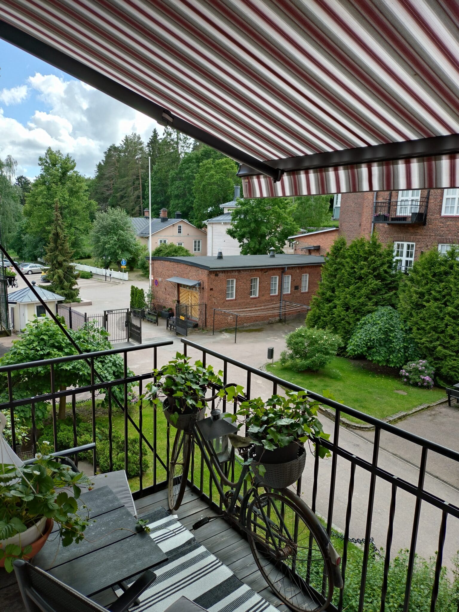 Markiisin kangasvalinta – väri- ja materiaalivaihtoehtojen esittely