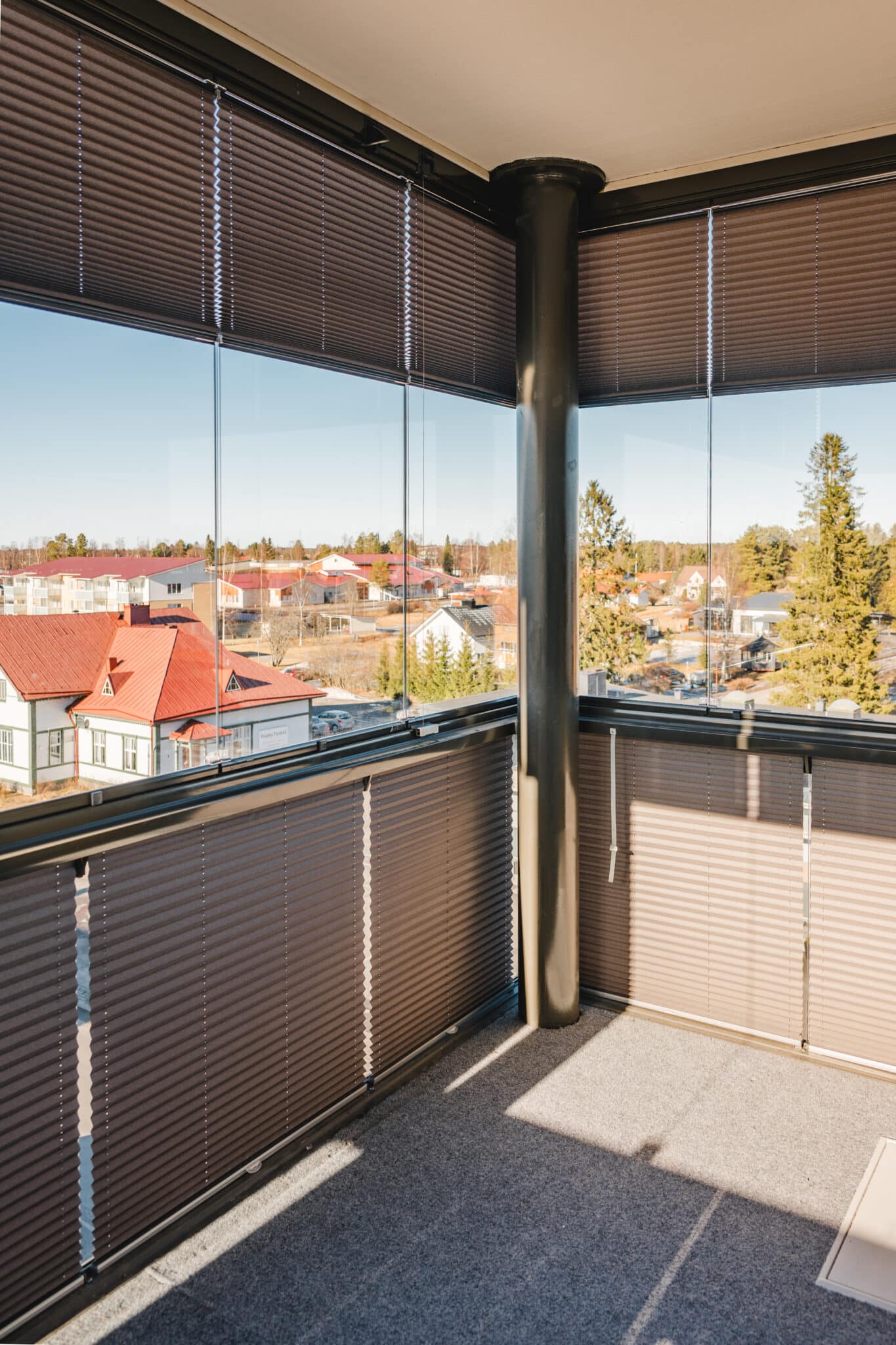 Vekkikaihdin suojaa auringolta parvekkeella ja terassilla